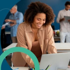 Mulher negra sorrind , semi abaixada sobre um notebook
