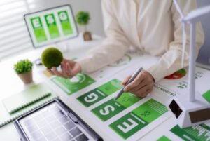 ilustração e foto sobre a mesa um cartaz com as letras E S G 