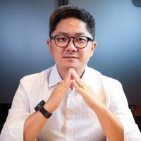 Foto do autor , etinia oriental de óculos com as mãos apoiadas no queixo