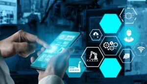 ilustração mão digitando em tela de celular com imagens e simbolos relacionados á industria 
