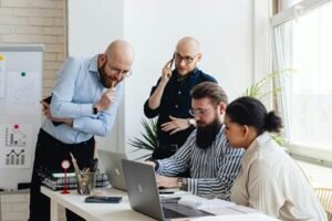 pessoas em escritório trabalhando em equipe