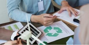 homem anaalisando documentos