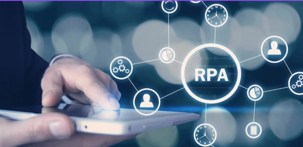 É uma ilustração de fundo azul . Ao centro as letras RPA de donde saem ligações para simbolos que remetem a escritório e trabalho: pessoa, relágio, tabelas, graficos e uma mão digitando