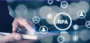 É uma ilustração de fundo azul . Ao centro as letras RPA de donde saem ligações para simbolos que remetem a escritório e trabalho: pessoa, relágio, tabelas, graficos e uma mão digitando
