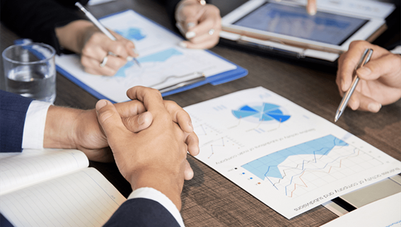 mesa com documentos que mostram graficos