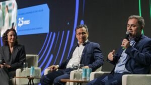 Pessoas : Flávia Mouta e Daniel Maeda, B3, e Antonio Garcia, Embraer