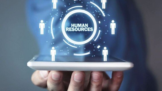 umamão sustenta um notebook com icones de pessoas em círculo