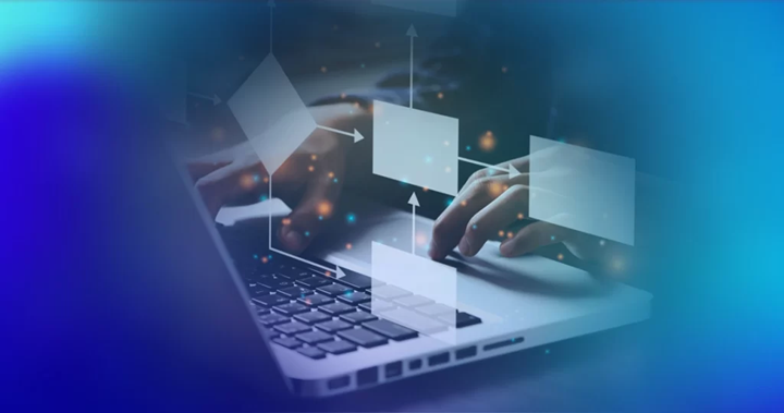 mão de executivo digitando em teclado de computador com relfexo de fluxograma