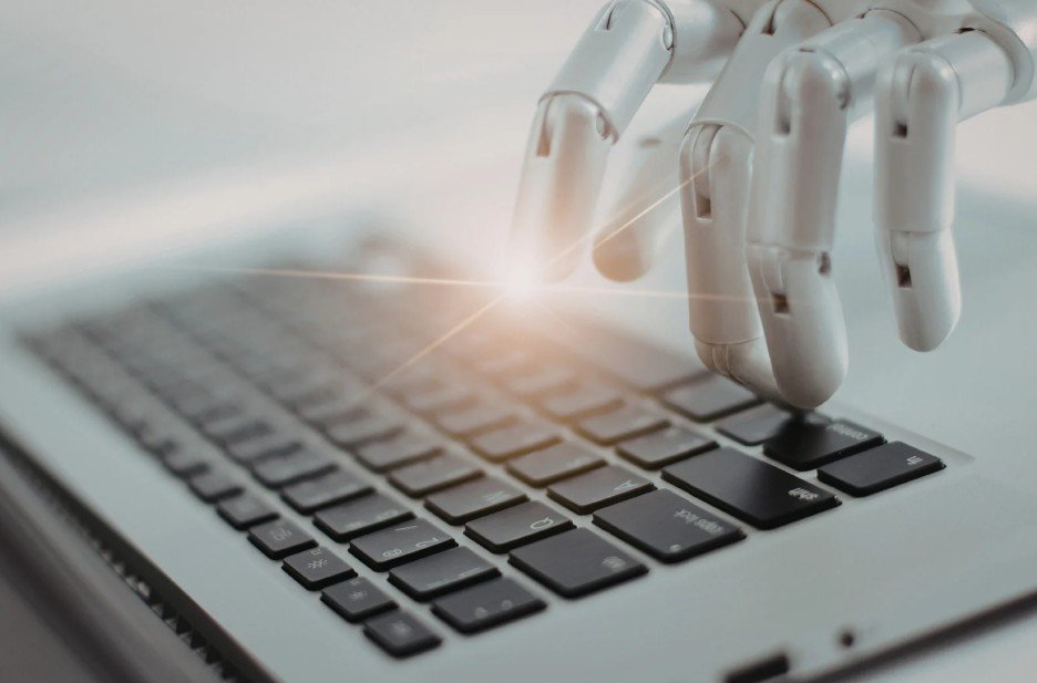 mão robótica teclando